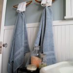 porte-serviettes à l'intérieur de la salle de bain