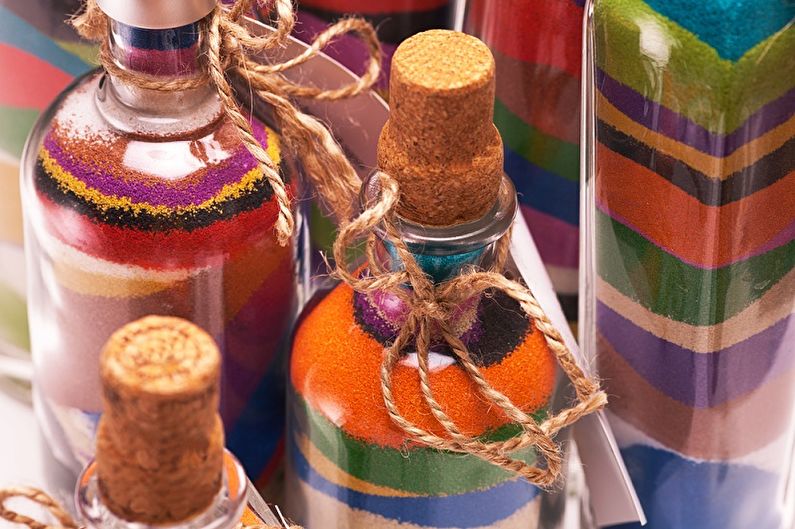 décor de bouteille avec du sel coloré