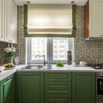Rideau romain à l'intérieur de la cuisine avec mobilier vert