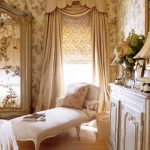 Canapé confortable dans une chambre de style provençal