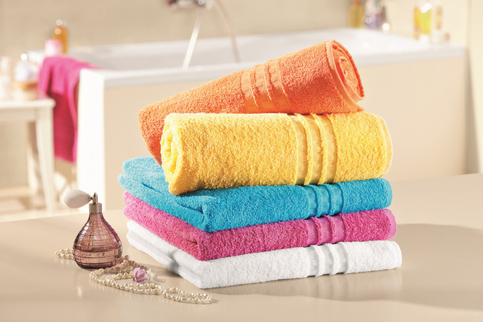 comment laver des serviettes éponges moelleuses colorées