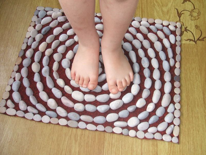 tapis de massage pour bébé en pierres