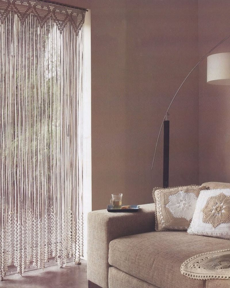 Salon design avec un rideau de coton dans la porte