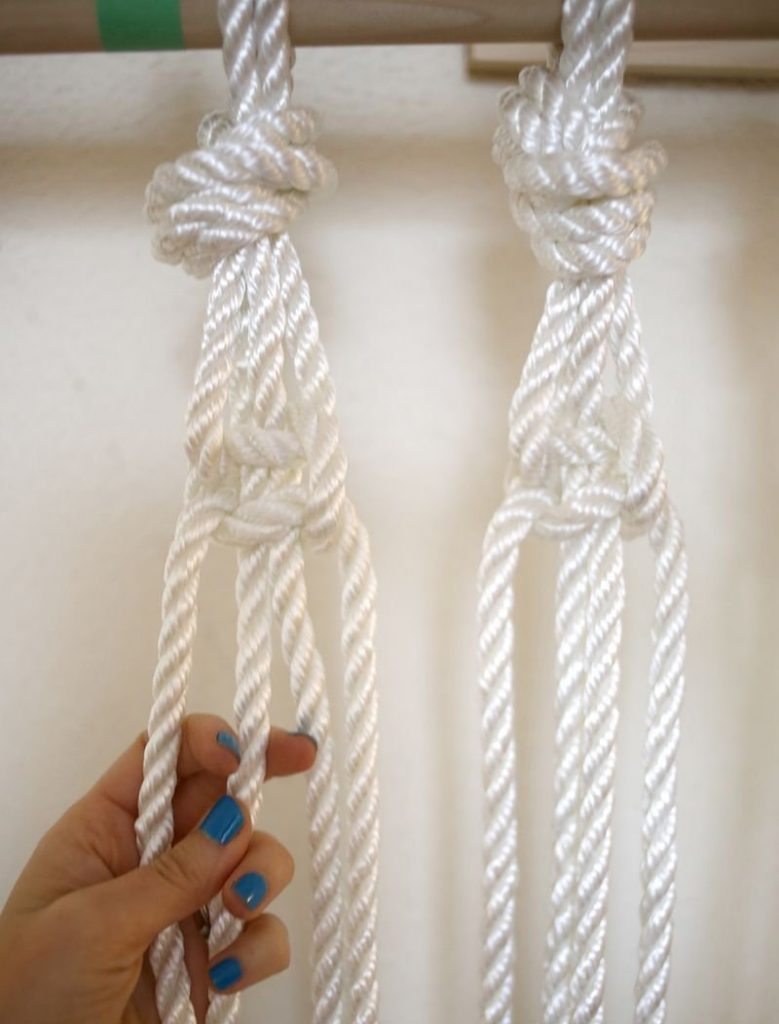 Serrage des nœuds lors du tissage d'un rideau de corde synthétique