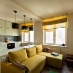 Cucina design soggiorno con tende romane