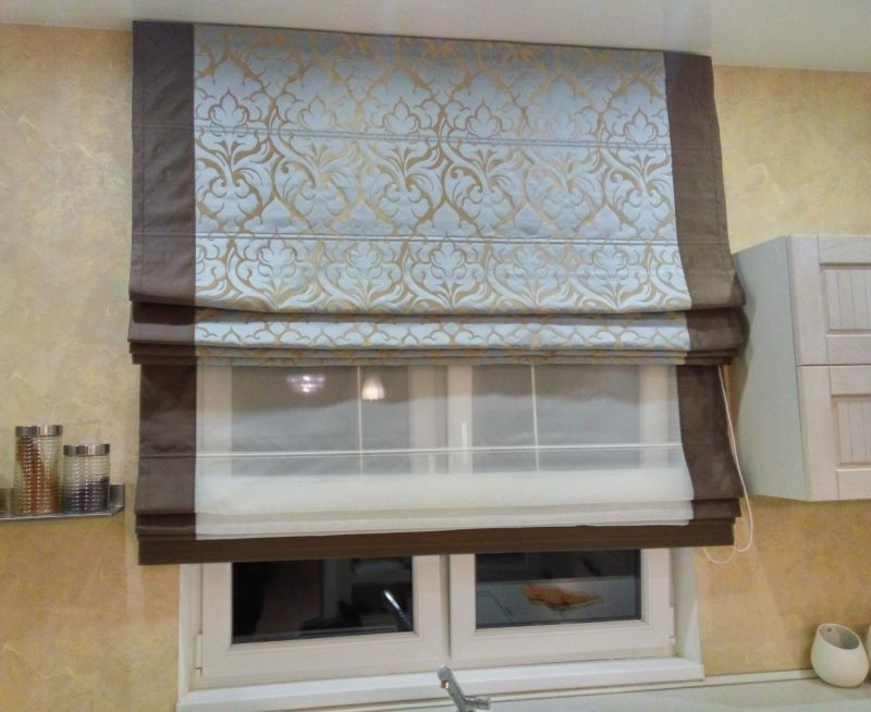 Fenêtre de la cuisine avec double rideau romain