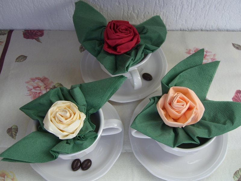 serviettes en forme de roses