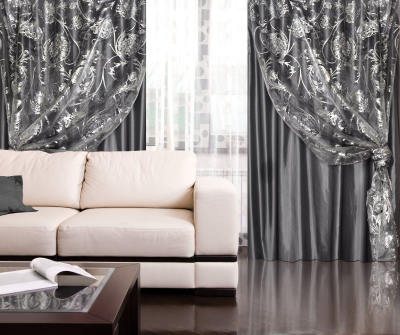 Double rideaux gris dans le salon avec un sol brillant