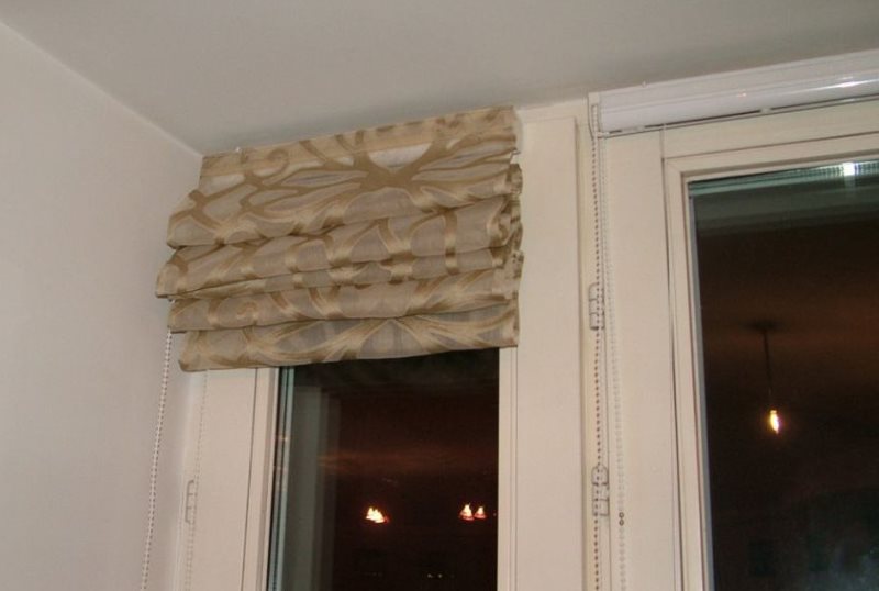 Posizionamento di tende romane sulla fascia di una finestra di plastica