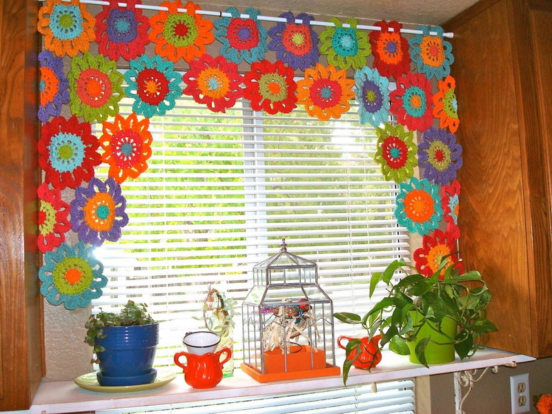 Rideau de cuisine en serviettes tricotées colorées