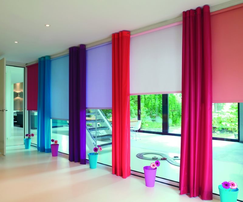 Rideaux en tissu épais multicolores sur la fenêtre panoramique du salon