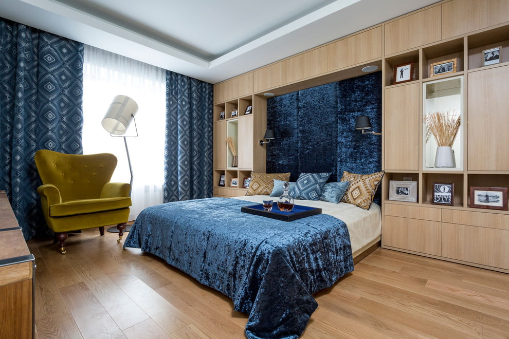 rideaux bleus dans la chambre