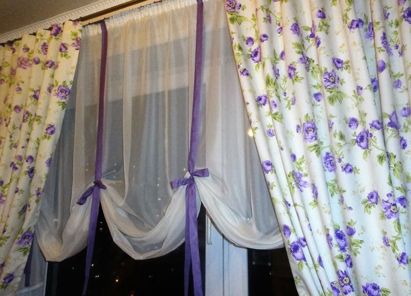 Rubans lilas à l'arrière blanc dans le salon style provence