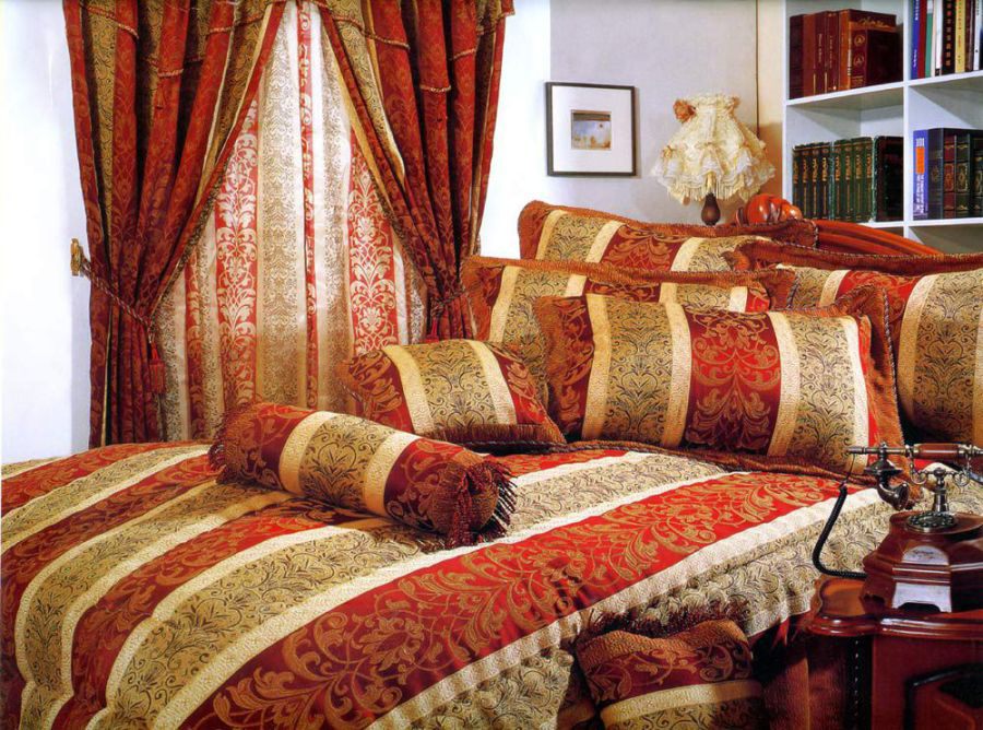 une combinaison de rideaux et de couvre-lits