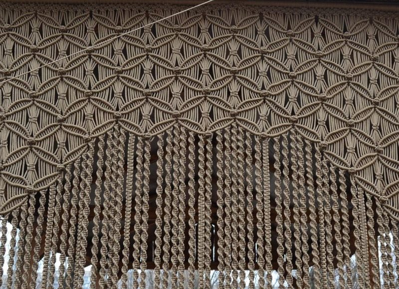 Un exemple d'un beau motif sur un rideau tissé
