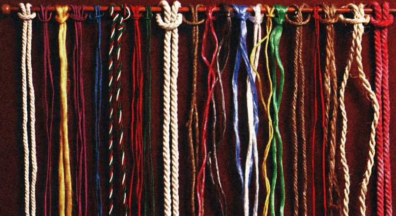 Fils et cordes pour le tissage de rideaux selon la technique du macramé