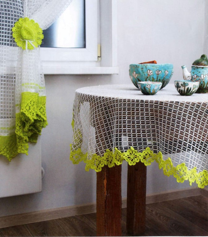 La combinaison de rideaux tricotés et de nappes sur une table en bois
