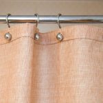 crochets pour rideaux dans la salle de bain